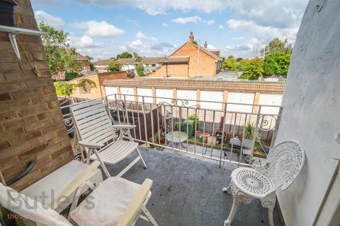 2 bedroom maisonette to rent, Benhill Wood Road, Sutton