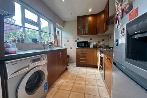 3 bedroom end of terrace house to rent, Argyll Avenue, Southall, UB1