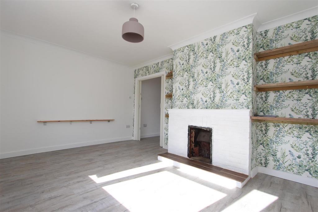 Manor Grove, Sittingbourne 3 bed house to rent £1,500 pcm (£346 pw)