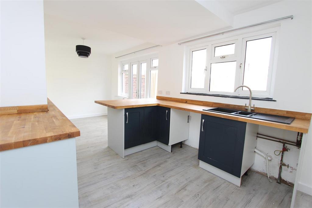 Manor Grove, Sittingbourne 3 bed house to rent £1,500 pcm (£346 pw)