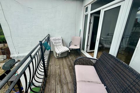 3 bedroom flat to rent, Crowstone Avenue, Westcliff-On-Sea