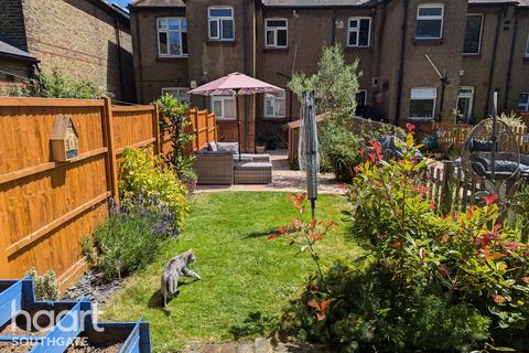 2 bedroom character property for sale, Green Lanes, London