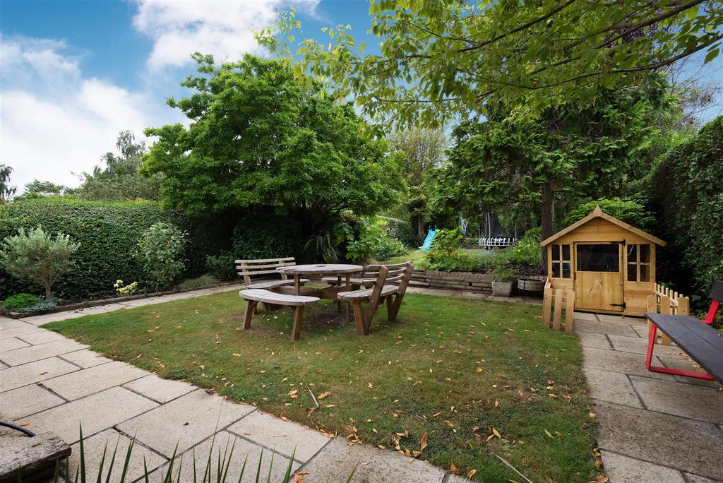 D0270 27 greenhalgh walk gdn1.jpg