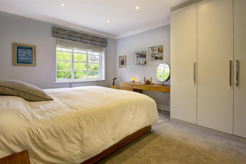D0270 27 greenhalgh walk m Bed.jpg