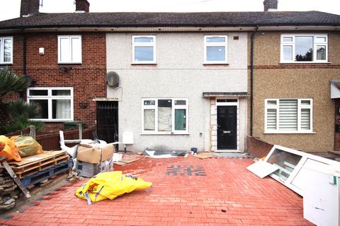 4 bedroom house to rent, Harlesden Walk, Romford RM3