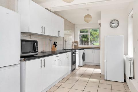 30 Chestnut Grove, London, SW12 8JD