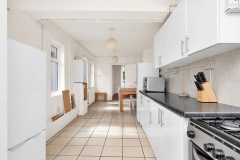 30 Chestnut Grove, London, SW12 8JD