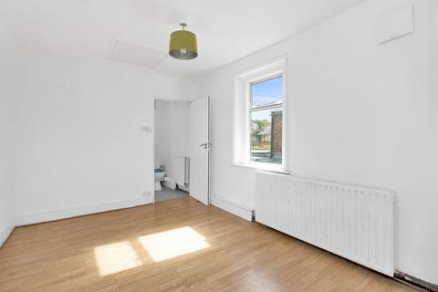 30 Chestnut Grove, London, SW12 8JD