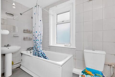 30 Chestnut Grove, London, SW12 8JD