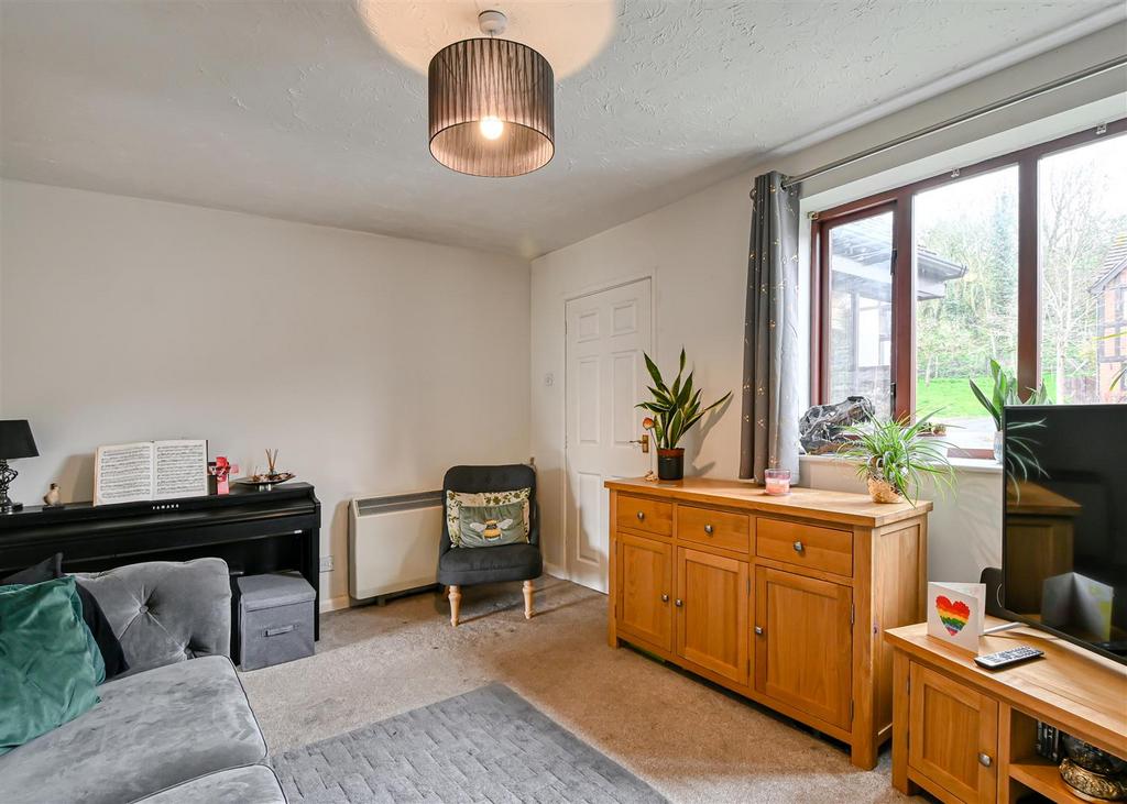 16 King Charles Way-4.jpg