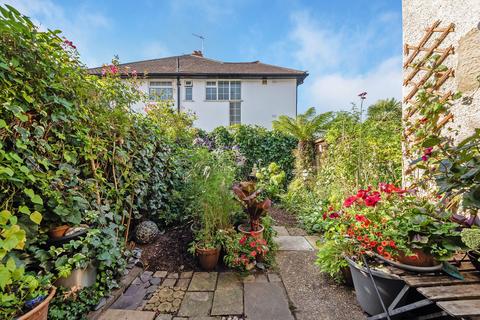 2a Grove Close, Kingston Upon Thames, KT1 2SS