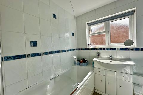 14 Blackthorn Close, Pennington, Lymington, SO41 8AY