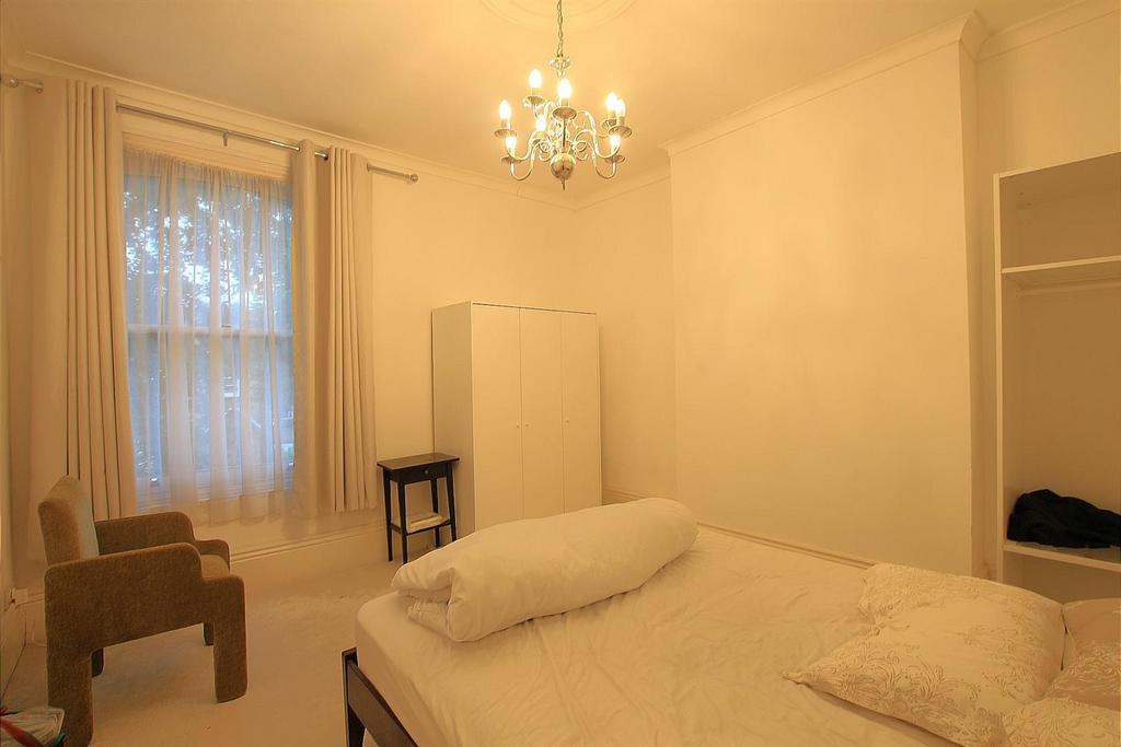 St. Stephens Road, Hounslow TW3 3 bed apartment to rent £2,400 pcm (£