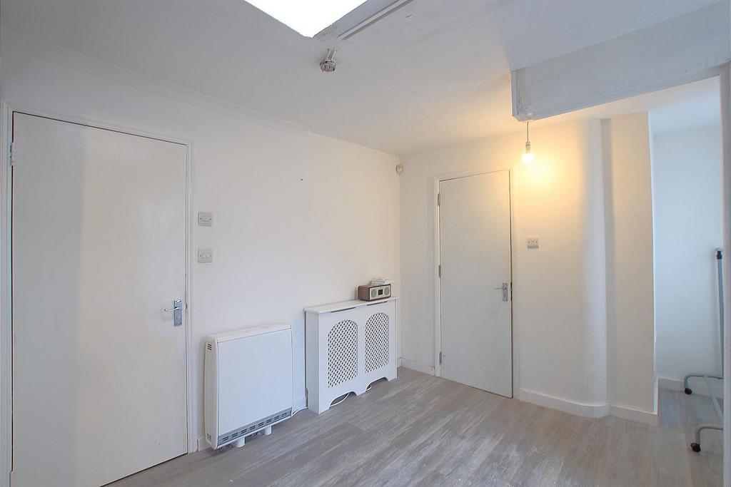 St. Stephens Road, Hounslow TW3 3 bed apartment to rent £2,400 pcm (£