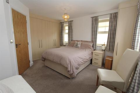 2 bedroom townhouse to rent, Holts Crest Way, Leeds