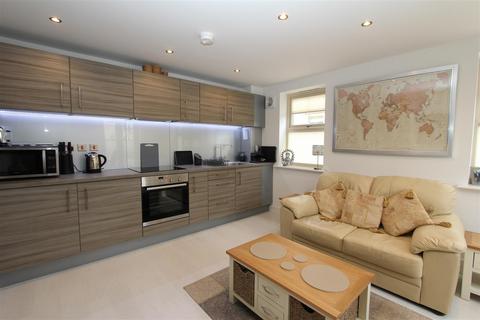 2 bedroom townhouse to rent, Holts Crest Way, Leeds