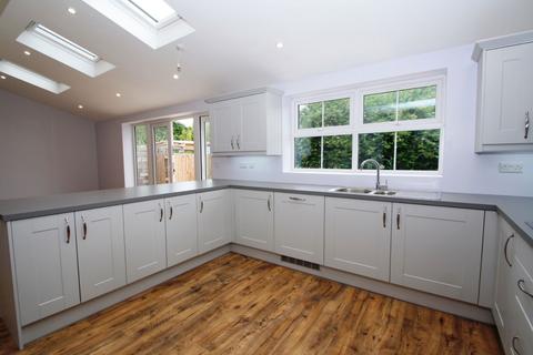 3 bedroom detached house to rent, Kings Road, Newbury RG14