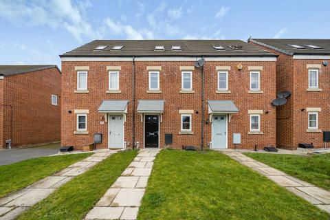 2 bedroom townhouse to rent, Woodlands Way, Leeds LS14