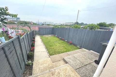 3 bedroom terraced house to rent, Winnipeg Road, NR32 1TU