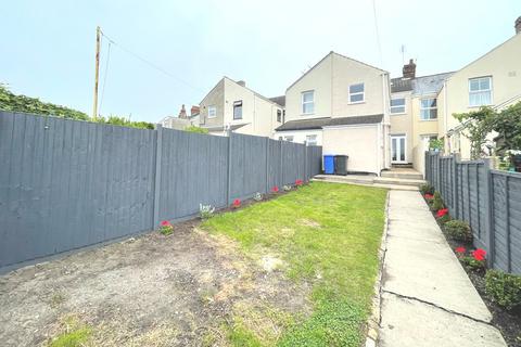 3 bedroom terraced house to rent, Winnipeg Road, NR32 1TU