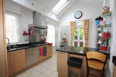 2 bedroom maisonette to rent, Westcliff Parade, Westcliff-On-Sea