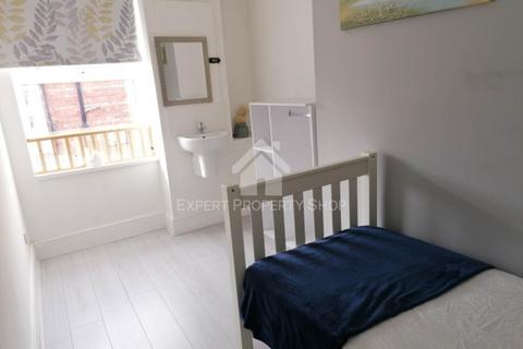 1 bedroom in a house share to rent, *Room Available*Room 2, 11 Albert Road, Retford