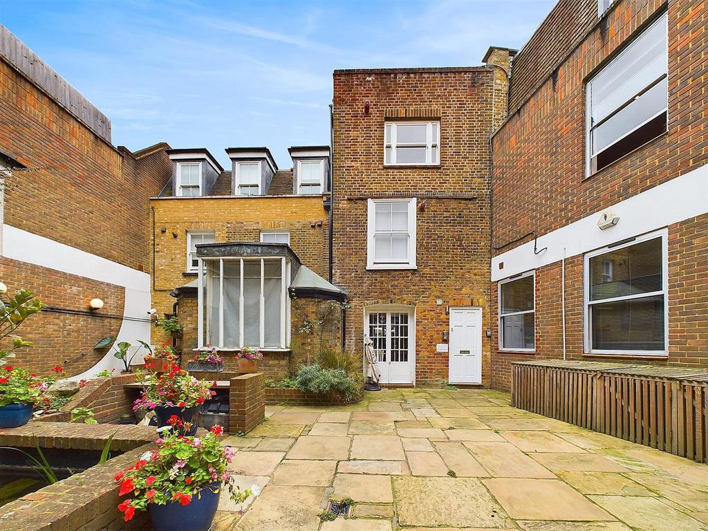 Church Street, Twickenham 2 bed apartment to rent £2,250 pcm (£519 pw)