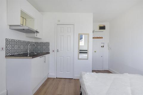 Studio to rent, St Petersburgh Pl, London W2