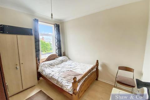 2 bedroom maisonette for sale, Regina Road, Southall UB2