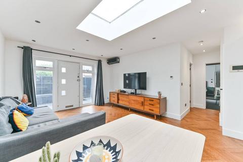 2 bedroom bungalow for sale, Hassocks Road, Streatham Vale, London, SW16