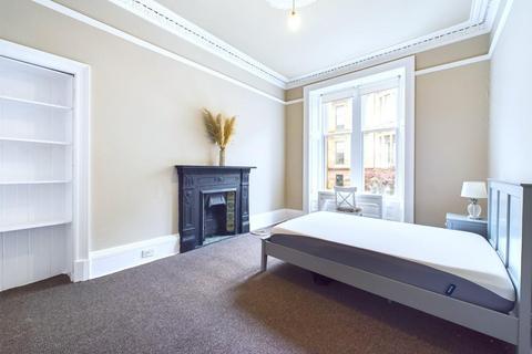 3 bedroom flat to rent, Hillhead Street, Hillhead, Glasgow, G12