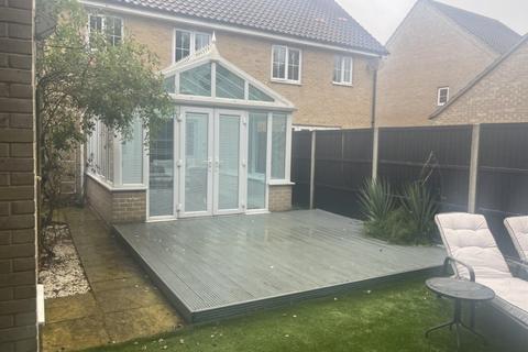 3 bedroom semi-detached house to rent, Oulton, Oulton