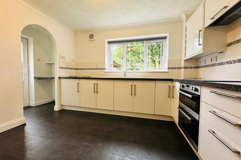 4 bedroom house to rent, Victoria Close, Willand EX15