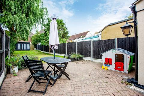 28 Castle Road, Rayleigh, SS6 7QF