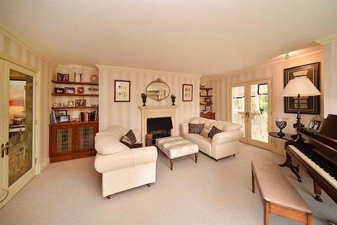 4 bedroom detached house to rent, Bridge End Lane, Prestbury, Cheshire, SK10 4DJ