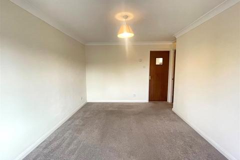 3 bedroom flat to rent, Netley Street, Farnborough GU14