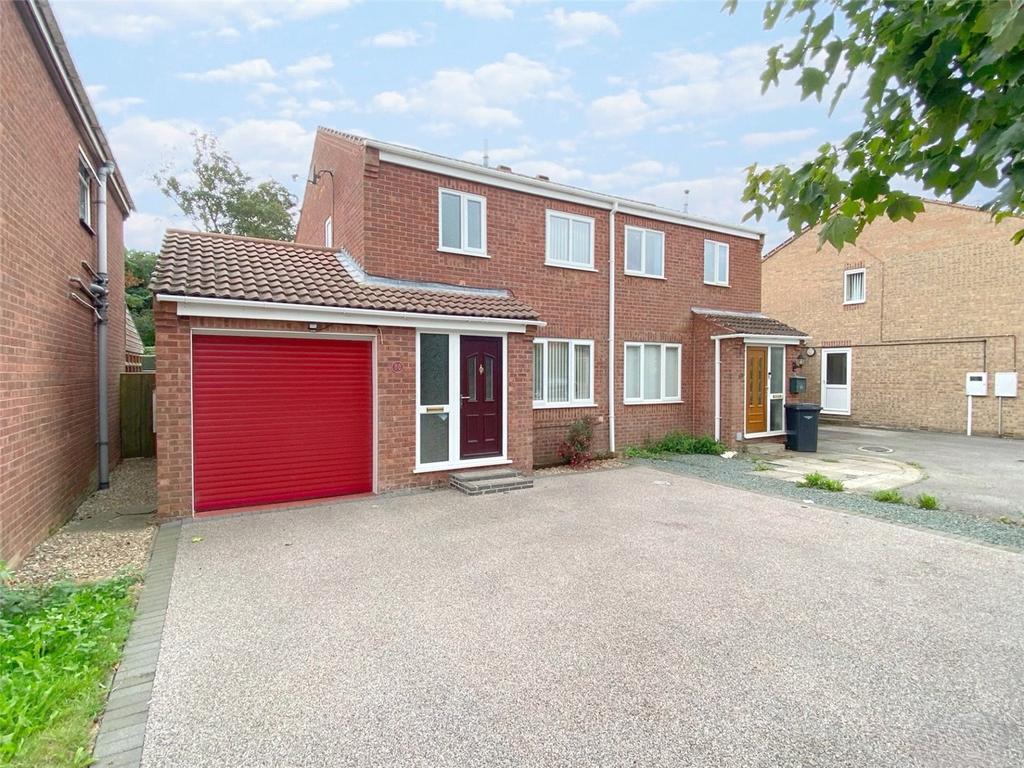 Mareham Lane, Sleaford, Lincolnshire... 3 bed semidetached house for
