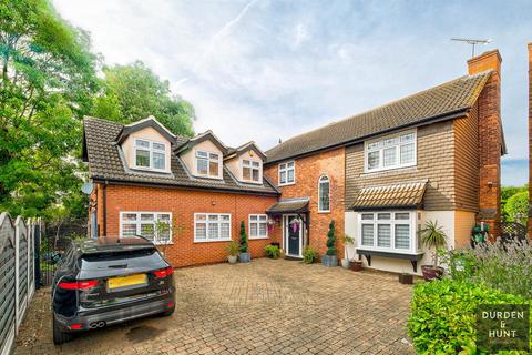 6 bedroom detached house for sale, Shaw Close, Hornchurch, RM11