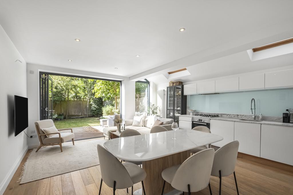 Honeybrook Road, London, SW12 2 bed apartment for sale £825,000