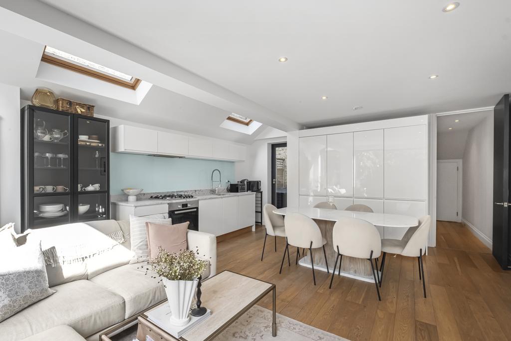 Honeybrook Road, London, SW12 2 bed apartment for sale £825,000
