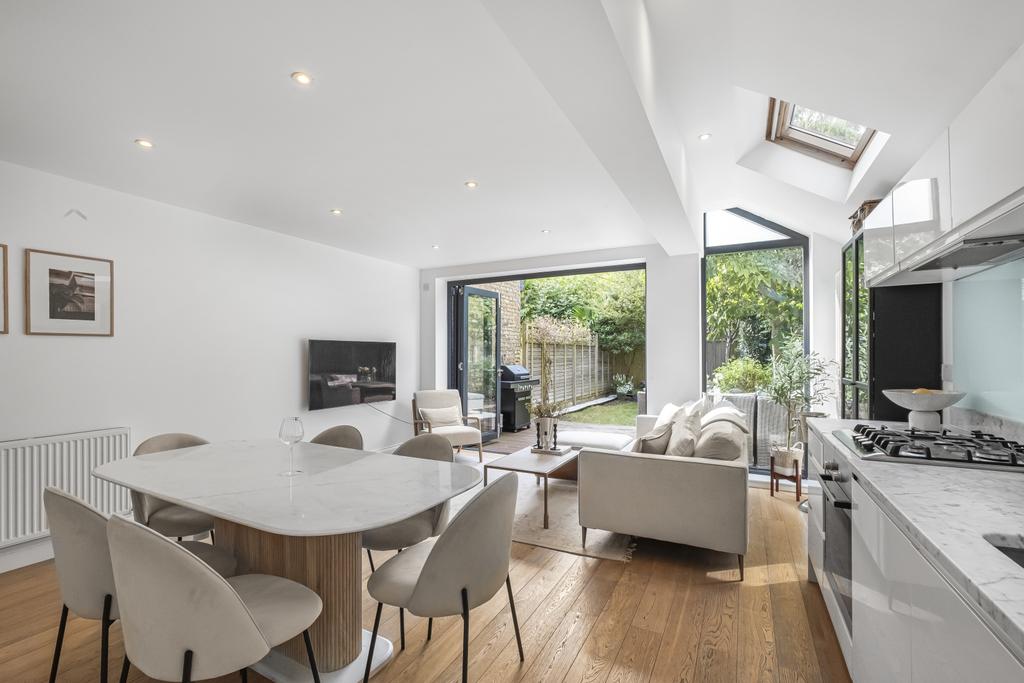Honeybrook Road, London, SW12 2 bed apartment for sale £825,000