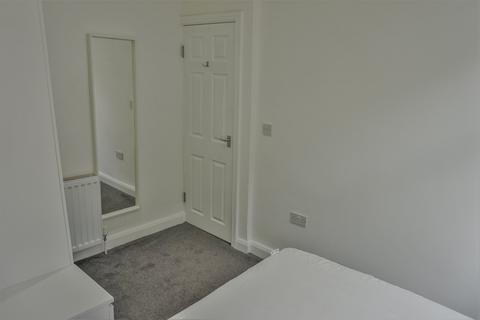 1 bedroom flat to rent, 94 Aberford Road, Oulton, Leeds, LS26 8HP