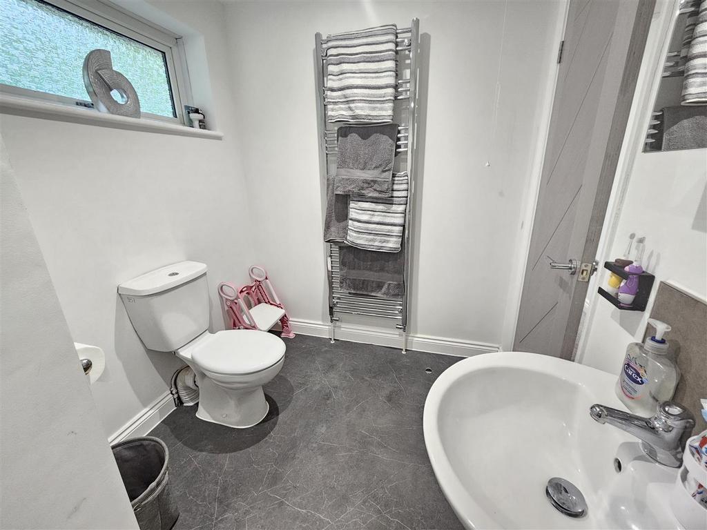 Bathroom 1.jpg