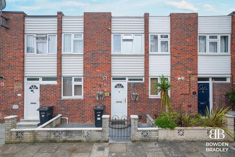 2 bedroom terraced house for sale, Kesteven Close, Hainault