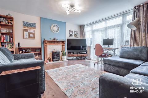 2 bedroom terraced house for sale, Kesteven Close, Hainault