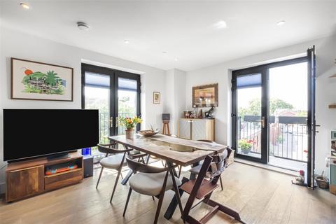 2 bedroom flat for sale, Boat Race House, Mortlake, London, SW14