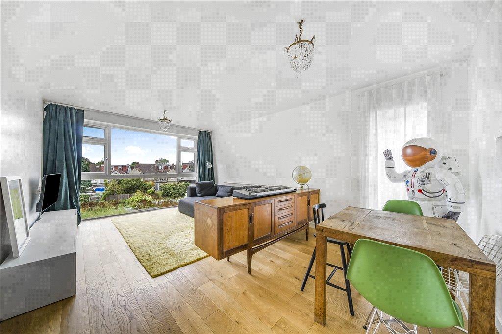 Stratton Close, Edgware, Middlesex 2 bed apartment for sale £440,000