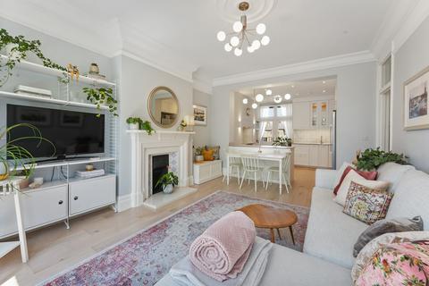 3 bedroom flat for sale, Trouville Road, Clapham South, SW4