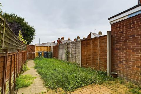 2 bedroom terraced house to rent, Stanley Road, Cowes, PO31