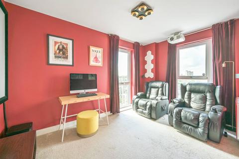 3 bedroom flat to rent, Herald Court, Colindale, London, NW9